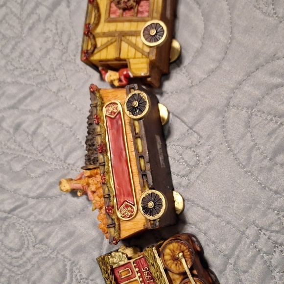 Vintage 1995 holiday express resin train set. - Picture 4 of 8